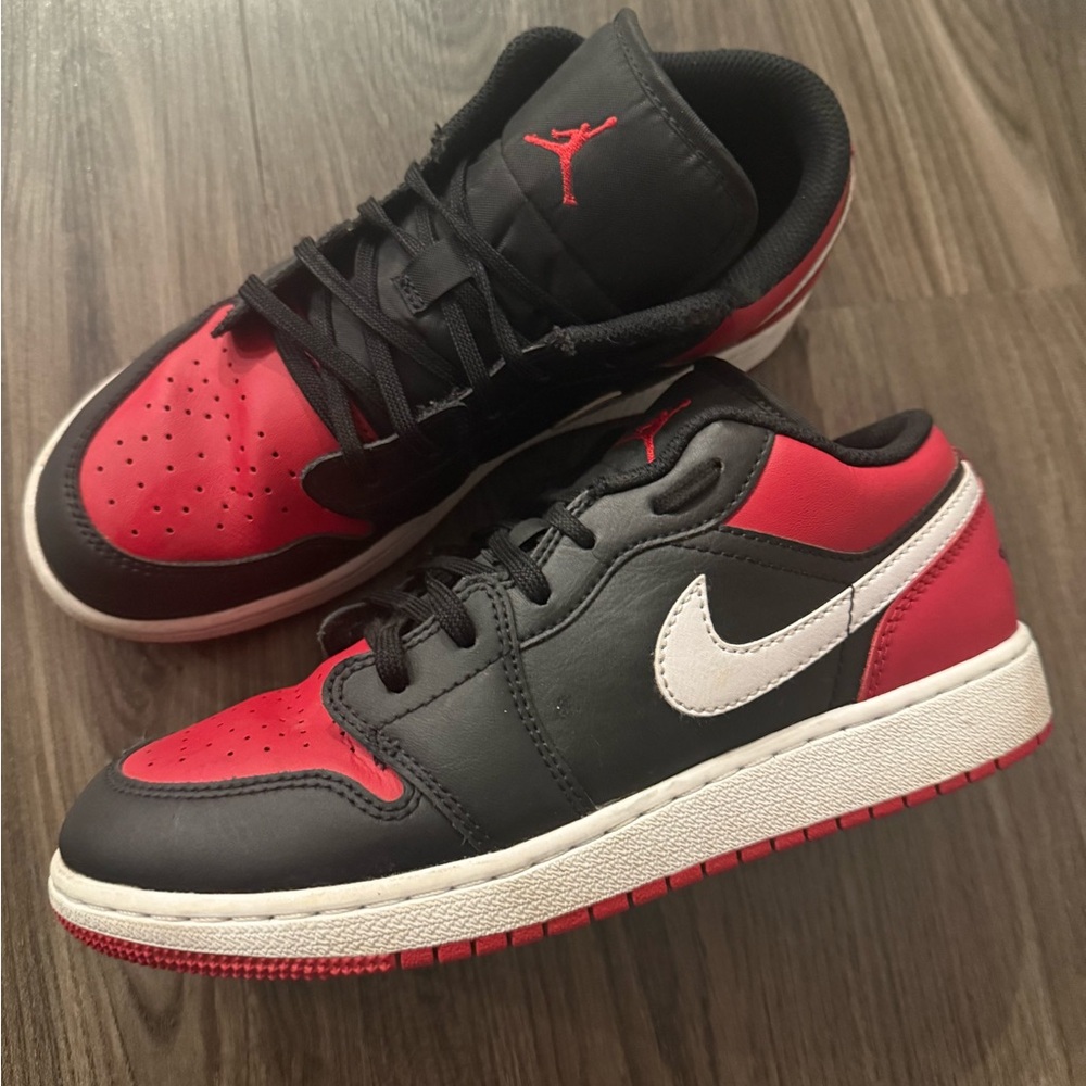Jordan Men's Black and Red Sneakers